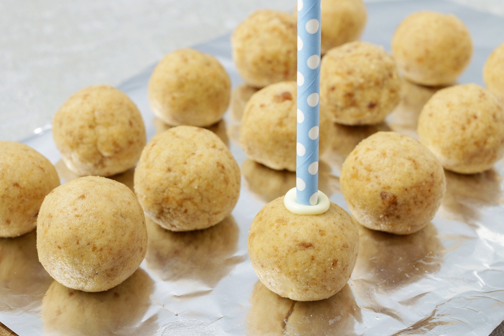 Cake Popsai su pagaliuku